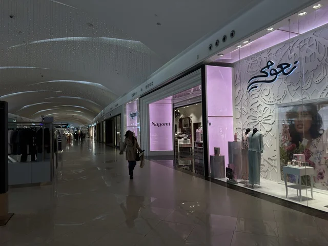 Well-lit kiosks and display screens, Dhahran is the largest and most prominent shopping mall in the Eastern Province of the Kingdom of Saudi Arabia, places for family entertainment activities, shopping centers, and luxury stores, a variety of international and local brands, enhancing the visitor experience and improving facilities.