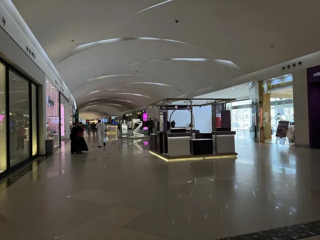 Places for family entertainment activities, shopping centers, and luxury stores, a variety of international and local brands, enhancing the visitor experience and improving facilities, Dhahran is the largest and most prominent shopping complex in the Eastern Province of the Kingdom of Saudi Arabia.