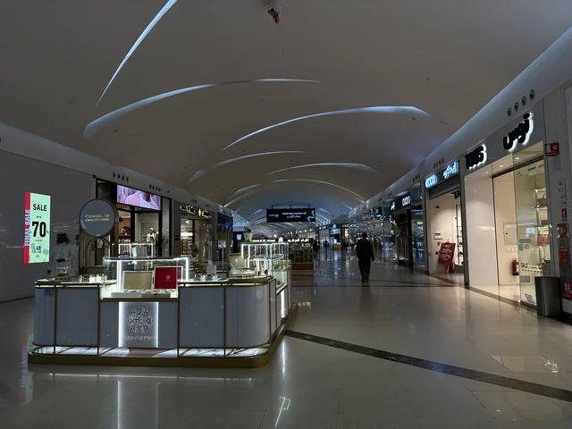 Shopping centers and luxury stores, a variety of international and local brands, enhancing the visitor experience and improving facilities, Dhahran is the largest and most prominent shopping complex in the Eastern Province of the Kingdom of Saudi Arabia, places for family entertainment activities.