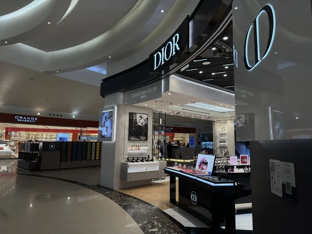 A store for luxury cosmetics and perfumes, Dhahran is the largest and most prominent shopping mall in the Eastern Province of the Kingdom of Saudi Arabia, featuring family entertainment activities, shopping centers, and luxury stores, enhancing the visitor experience and improving facilities.