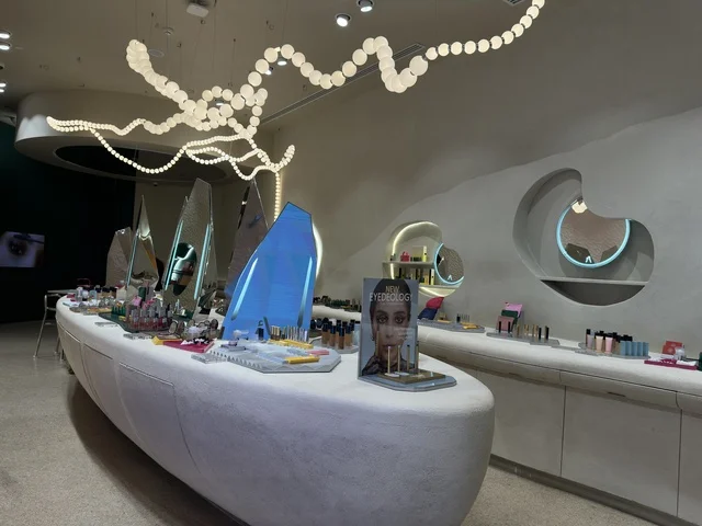 A beauty salon in Dhahran, the largest and most prominent shopping mall in the Eastern Province of the Kingdom of Saudi Arabia, offers places for family entertainment activities, shopping centers, and luxury stores, with a variety of international and local brands, enhancing the visitor experience and improving the facilities.