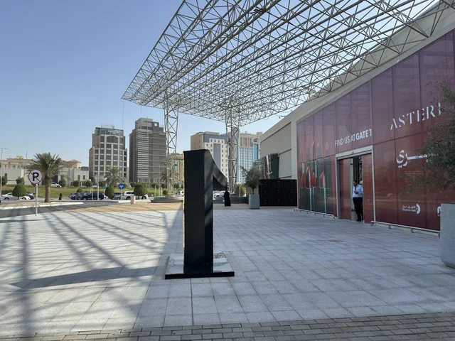 Cafes and various stores in Dhahran, the largest and most prominent shopping malls in the Eastern Province of the Kingdom of Saudi Arabia, places for family entertainment activities, shopping centers, and luxury stores, enhancing the visitor experience and improving facilities.