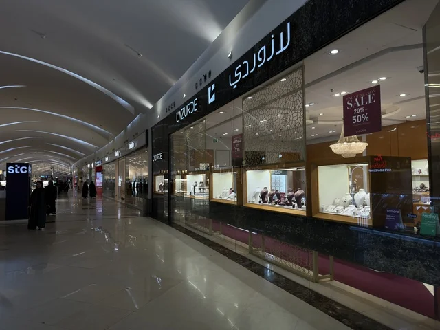 Enhancing the visitor experience and improving facilities, Dhahran is the largest and most prominent shopping complex in the Eastern Province of the Kingdom of Saudi Arabia, offering a variety of international and local brands, shopping centers, luxury stores, and family entertainment activity areas.