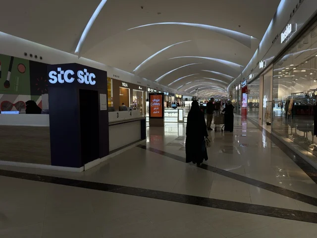 الظهران أكبر وأبرز المجمعات التجارية في المنطقة الشرقية بالمملكة العربية السعودية، رفع مستوى تجربة الزوار وتحسين المرافق، تنوع بين الماركات العالمية والمحلية، مراكز التسوق والمتاجر الفاخرة، اماكن الأنشطة العائلية الترفيهية