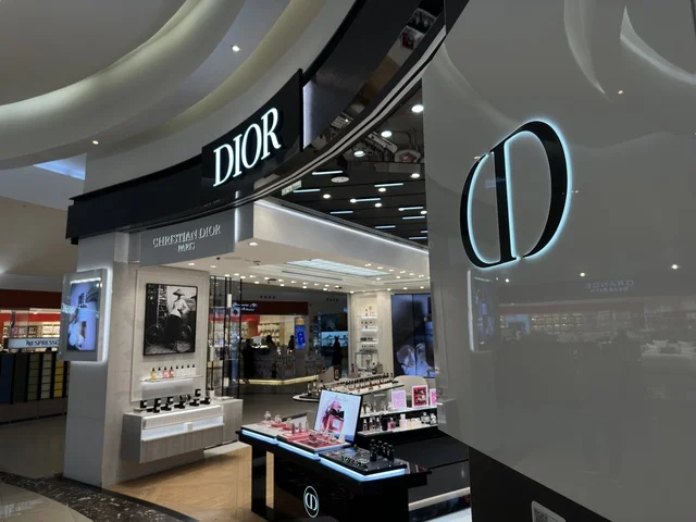 A store for luxury cosmetics and perfumes, Dhahran is the largest and most prominent shopping mall in the Eastern Province of the Kingdom of Saudi Arabia, featuring family entertainment activities, shopping centers, and luxury stores, enhancing the visitor experience and improving facilities.