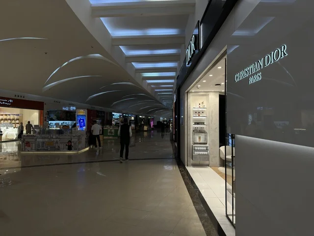 A unique architectural design, Dhahran is the largest and most prominent shopping complex in the Eastern Province of the Kingdom of Saudi Arabia, featuring family entertainment activities, shopping centers, and luxury stores, enhancing the visitor experience and improving facilities.