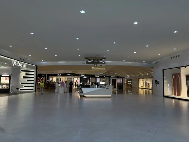 Diverse stores in Dhahran are the largest and most prominent shopping complexes in the Eastern Province of the Kingdom of Saudi Arabia, places for family entertainment activities, shopping centers, and luxury stores, enhancing the visitor experience and improving facilities.