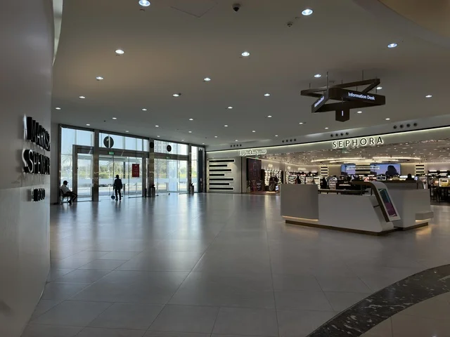 الأزياء الراقية والملابس الجاهزة والإكسسوارات والعطور، الظهران أكبر وأبرز المجمعات التجارية في المنطقة الشرقية بالمملكة العربية السعودية، اماكن الأنشطة العائلية الترفيهية، مراكز التسوق والمتاجر الفاخرة، رفع مستوى تجربة الزوار وتحسين المرافق