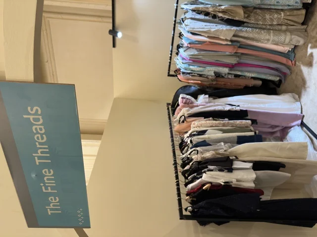 فساتين وعبايات تقليدية في فعالية دكان رمضان بفندق القصيبي بالمنطقة الشرقية، فعالية رمضانية تراثية تجمع بين أجواء الشهر الفضيل، الدكاكين الشعبية، المنتجات المحلية، المأكولات الرمضانية، الحرف اليدوية، والهدايا التقليدية، في تجربة ثقافية واجتماعية دافئة تعكس روح رمضان والأصالة السعودية داخل أجواء فندقية راقية