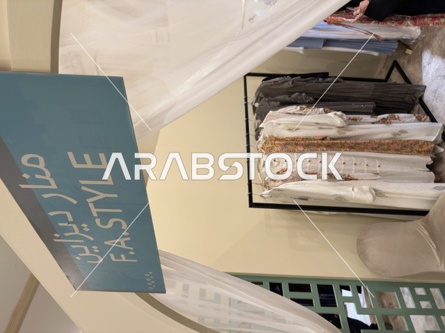 فساتين وعبايات تقليدية في فعالية دكان رمضان بفندق القصيبي بالمنطقة الشرقية، فعالية رمضانية تراثية تجمع بين أجواء الشهر الفضيل، الدكاكين الشعبية، المنتجات المحلية، المأكولات الرمضانية، الحرف اليدوية، والهدايا التقليدية، في تجربة ثقافية واجتماعية دافئة تعكس روح رمضان والأصالة السعودية داخل أجواء فندقية راقية