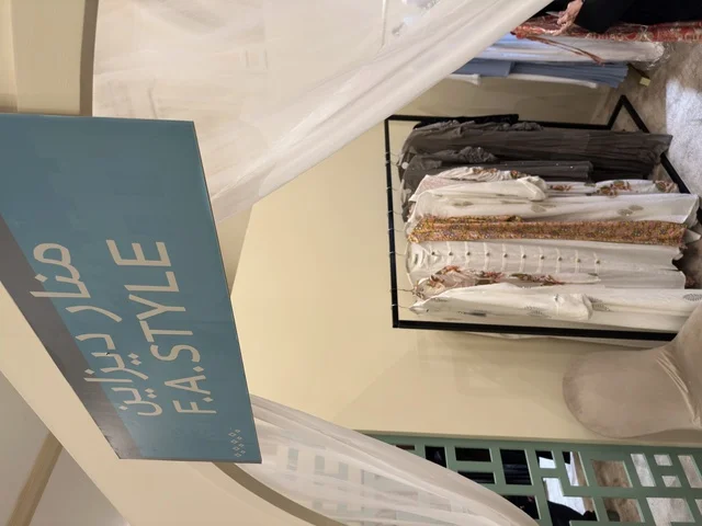 فساتين وعبايات تقليدية في فعالية دكان رمضان بفندق القصيبي بالمنطقة الشرقية، فعالية رمضانية تراثية تجمع بين أجواء الشهر الفضيل، الدكاكين الشعبية، المنتجات المحلية، المأكولات الرمضانية، الحرف اليدوية، والهدايا التقليدية، في تجربة ثقافية واجتماعية دافئة تعكس روح رمضان والأصالة السعودية داخل أجواء فندقية راقية