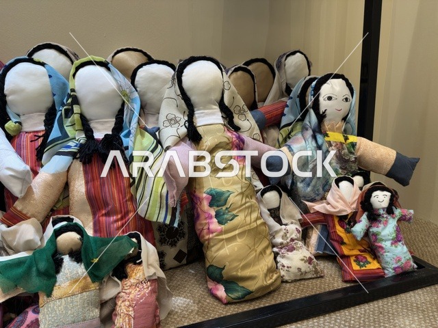 عرائس قماشية سعودية تقليدية في فعالية دكان رمضان بفندق القصيبي بالمنطقة الشرقية، فعالية رمضانية تراثية تجمع بين أجواء الشهر الفضيل، الدكاكين الشعبية، المنتجات المحلية، المأكولات الرمضانية، الحرف اليدوية، والهدايا التقليدية، في تجربة ثقافية واجتماعية دافئة تعكس روح رمضان والأصالة السعودية داخل أجواء فندقية راقية