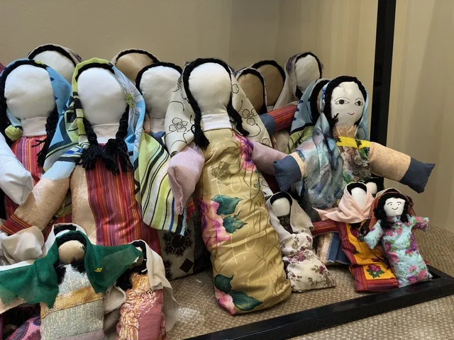 عرائس قماشية سعودية تقليدية في فعالية دكان رمضان بفندق القصيبي بالمنطقة الشرقية، فعالية رمضانية تراثية تجمع بين أجواء الشهر الفضيل، الدكاكين الشعبية، المنتجات المحلية، المأكولات الرمضانية، الحرف اليدوية، والهدايا التقليدية، في تجربة ثقافية واجتماعية دافئة تعكس روح رمضان والأصالة السعودية داخل أجواء فندقية راقية