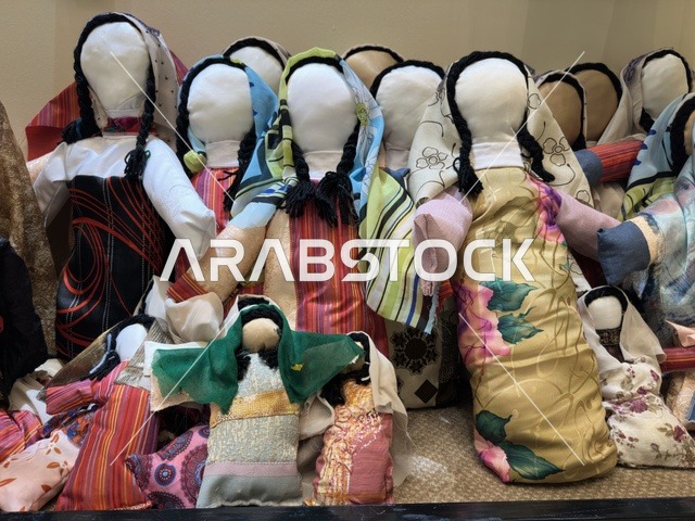 عرائس قماشية سعودية تقليدية في فعالية دكان رمضان بفندق القصيبي بالمنطقة الشرقية، فعالية رمضانية تراثية تجمع بين أجواء الشهر الفضيل، الدكاكين الشعبية، المنتجات المحلية، المأكولات الرمضانية، الحرف اليدوية، والهدايا التقليدية، في تجربة ثقافية واجتماعية دافئة تعكس روح رمضان والأصالة السعودية داخل أجواء فندقية راقية