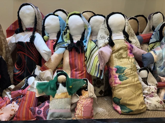 عرائس قماشية سعودية تقليدية في فعالية دكان رمضان بفندق القصيبي بالمنطقة الشرقية، فعالية رمضانية تراثية تجمع بين أجواء الشهر الفضيل، الدكاكين الشعبية، المنتجات المحلية، المأكولات الرمضانية، الحرف اليدوية، والهدايا التقليدية، في تجربة ثقافية واجتماعية دافئة تعكس روح رمضان والأصالة السعودية داخل أجواء فندقية راقية