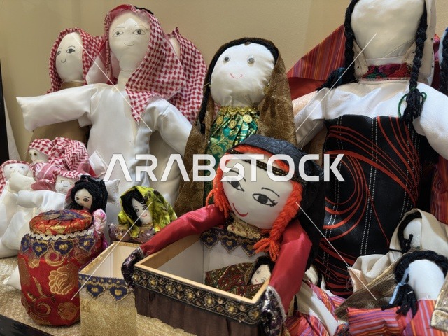 عرائس قماشية سعودية تقليدية في فعالية دكان رمضان بفندق القصيبي بالمنطقة الشرقية، فعالية رمضانية تراثية تجمع بين أجواء الشهر الفضيل، الدكاكين الشعبية، المنتجات المحلية، المأكولات الرمضانية، الحرف اليدوية، والهدايا التقليدية، في تجربة ثقافية واجتماعية دافئة تعكس روح رمضان والأصالة السعودية داخل أجواء فندقية راقية