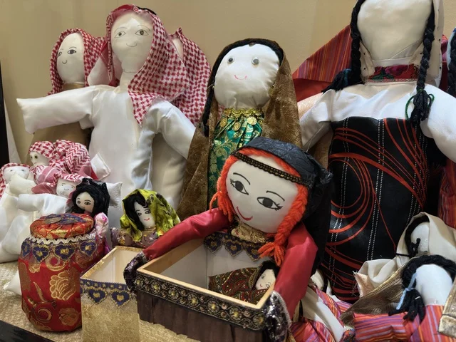 عرائس قماشية سعودية تقليدية في فعالية دكان رمضان بفندق القصيبي بالمنطقة الشرقية، فعالية رمضانية تراثية تجمع بين أجواء الشهر الفضيل، الدكاكين الشعبية، المنتجات المحلية، المأكولات الرمضانية، الحرف اليدوية، والهدايا التقليدية، في تجربة ثقافية واجتماعية دافئة تعكس روح رمضان والأصالة السعودية داخل أجواء فندقية راقية