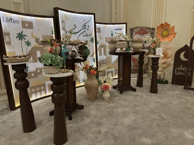 معرض في فعالية دكان رمضان بفندق القصيبي بالمنطقة الشرقية، فعالية رمضانية تراثية تجمع بين أجواء الشهر الفضيل، الدكاكين الشعبية، المنتجات المحلية، المأكولات الرمضانية، الحرف اليدوية، والهدايا التقليدية، في تجربة ثقافية واجتماعية دافئة تعكس روح رمضان والأصالة السعودية داخل أجواء فندقية راقية