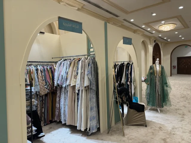 معرض ملابس تقليدية في فعالية دكان رمضان بفندق القصيبي بالمنطقة الشرقية، فعالية رمضانية تراثية تجمع بين أجواء الشهر الفضيل، الدكاكين الشعبية، المنتجات المحلية، المأكولات الرمضانية، الحرف اليدوية، والهدايا التقليدية، في تجربة ثقافية واجتماعية دافئة تعكس روح رمضان والأصالة السعودية داخل أجواء فندقية راقية