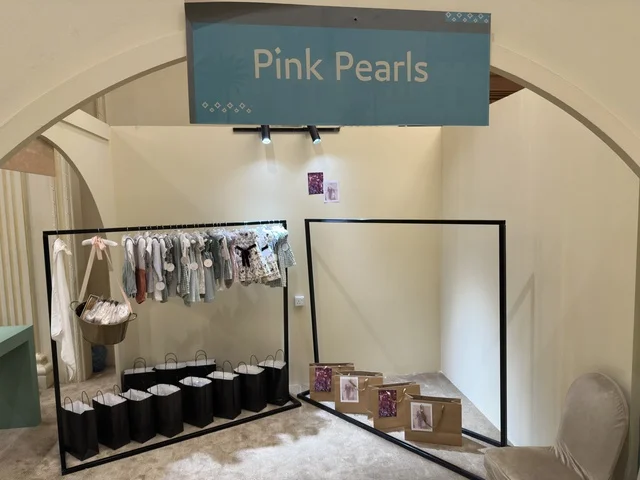 معرض ملابس تقليدية في فعالية دكان رمضان بفندق القصيبي بالمنطقة الشرقية، فعالية رمضانية تراثية تجمع بين أجواء الشهر الفضيل، الدكاكين الشعبية، المنتجات المحلية، المأكولات الرمضانية، الحرف اليدوية، والهدايا التقليدية، في تجربة ثقافية واجتماعية دافئة تعكس روح رمضان والأصالة السعودية داخل أجواء فندقية راقية