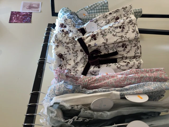 معرض ملابس تقليدية في فعالية دكان رمضان بفندق القصيبي بالمنطقة الشرقية، فعالية رمضانية تراثية تجمع بين أجواء الشهر الفضيل، الدكاكين الشعبية، المنتجات المحلية، المأكولات الرمضانية، الحرف اليدوية، والهدايا التقليدية، في تجربة ثقافية واجتماعية دافئة تعكس روح رمضان والأصالة السعودية داخل أجواء فندقية راقية