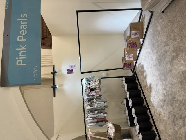 معرض ملابس تقليدية في فعالية دكان رمضان بفندق القصيبي بالمنطقة الشرقية، فعالية رمضانية تراثية تجمع بين أجواء الشهر الفضيل، الدكاكين الشعبية، المنتجات المحلية، المأكولات الرمضانية، الحرف اليدوية، والهدايا التقليدية، في تجربة ثقافية واجتماعية دافئة تعكس روح رمضان والأصالة السعودية داخل أجواء فندقية راقية