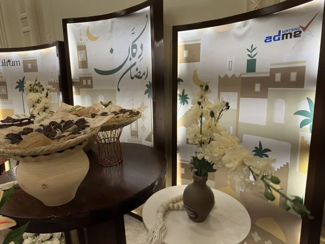 معرض في فعالية دكان رمضان بفندق القصيبي بالمنطقة الشرقية، فعالية رمضانية تراثية تجمع بين أجواء الشهر الفضيل، الدكاكين الشعبية، المنتجات المحلية، المأكولات الرمضانية، الحرف اليدوية، والهدايا التقليدية، في تجربة ثقافية واجتماعية دافئة تعكس روح رمضان والأصالة السعودية داخل أجواء فندقية راقية