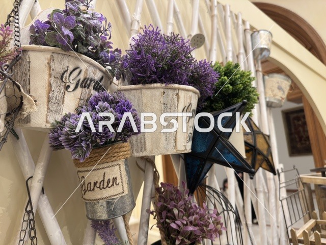 الزهور والورود في فعالية دكان رمضان بفندق القصيبي بالمنطقة الشرقية، فعالية رمضانية تراثية تجمع بين أجواء الشهر الفضيل، الدكاكين الشعبية، المنتجات المحلية، المأكولات الرمضانية، الحرف اليدوية، والهدايا التقليدية، في تجربة ثقافية واجتماعية دافئة تعكس روح رمضان والأصالة السعودية داخل أجواء فندقية راقية