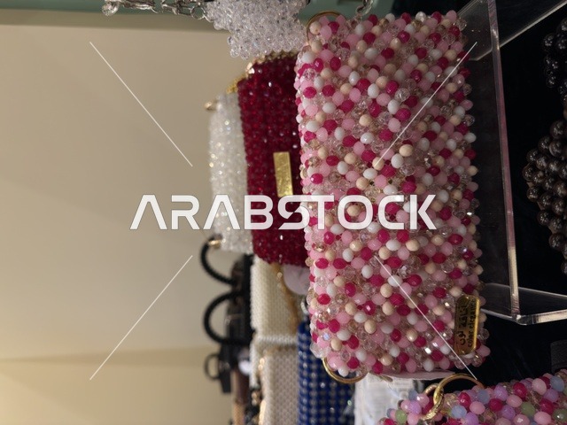 الحرف اليدوية في فعالية دكان رمضان بفندق القصيبي بالمنطقة الشرقية، فعالية رمضانية تراثية تجمع بين أجواء الشهر الفضيل، الدكاكين الشعبية، المنتجات المحلية، المأكولات الرمضانية، الحرف اليدوية، والهدايا التقليدية، في تجربة ثقافية واجتماعية دافئة تعكس روح رمضان والأصالة السعودية داخل أجواء فندقية راقية