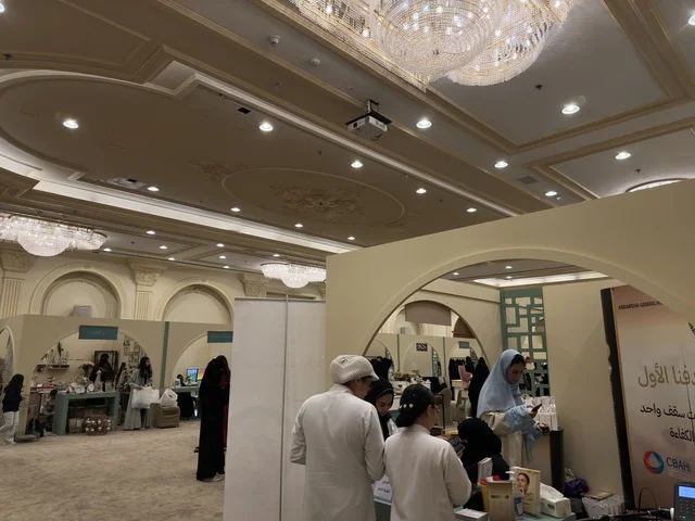 مستشفي الروضة العام في فعالية دكان رمضان بفندق القصيبي بالمنطقة الشرقية، فعالية رمضانية تراثية تجمع بين أجواء الشهر الفضيل، الدكاكين الشعبية، المنتجات المحلية، المأكولات الرمضانية، الحرف اليدوية، والهدايا التقليدية، في تجربة ثقافية واجتماعية دافئة تعكس روح رمضان والأصالة السعودية داخل أجواء فندقية راقية