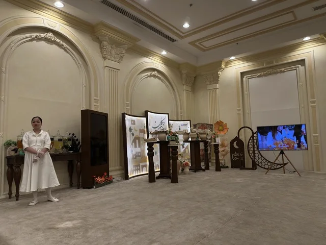 فعالية دكان رمضان بفندق القصيبي بالمنطقة الشرقية، فعالية رمضانية تراثية تجمع بين أجواء الشهر الفضيل، الدكاكين الشعبية، المنتجات المحلية، المأكولات الرمضانية، الحرف اليدوية، والهدايا التقليدية، في تجربة ثقافية واجتماعية دافئة تعكس روح رمضان والأصالة السعودية داخل أجواء فندقية راقية