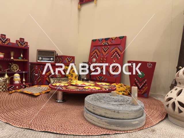 اجواء رمضانية في فعالية دكان رمضان بفندق القصيبي بالمنطقة الشرقية، فعالية رمضانية تراثية تجمع بين أجواء الشهر الفضيل، الدكاكين الشعبية، المنتجات المحلية، المأكولات الرمضانية، الحرف اليدوية، والهدايا التقليدية، في تجربة ثقافية واجتماعية دافئة تعكس روح رمضان والأصالة السعودية داخل أجواء فندقية راقية