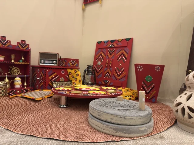 اجواء رمضانية في فعالية دكان رمضان بفندق القصيبي بالمنطقة الشرقية، فعالية رمضانية تراثية تجمع بين أجواء الشهر الفضيل، الدكاكين الشعبية، المنتجات المحلية، المأكولات الرمضانية، الحرف اليدوية، والهدايا التقليدية، في تجربة ثقافية واجتماعية دافئة تعكس روح رمضان والأصالة السعودية داخل أجواء فندقية راقية