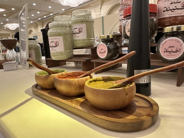 منتجات معمول خنينة في فعالية دكان رمضان بفندق القصيبي بالمنطقة الشرقية، فعالية رمضانية تراثية تجمع بين أجواء الشهر الفضيل، الدكاكين الشعبية، المنتجات المحلية، المأكولات الرمضانية، الحرف اليدوية، والهدايا التقليدية، في تجربة ثقافية واجتماعية دافئة تعكس روح رمضان والأصالة السعودية داخل أجواء فندقية راقية