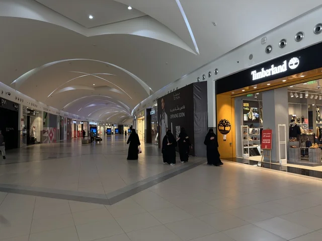 A comprehensive and comfortable shopping experience, Dhahran is the largest and most prominent shopping mall in the Eastern Province of the Kingdom of Saudi Arabia, featuring shopping centers and luxury stores, enhancing the visitor experience and improving facilities, as well as places for family entertainment activities.