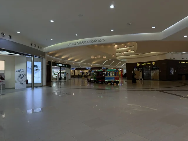 Cinema halls, amusement parks, and electronic gaming areas, Dhahran is the largest and most prominent shopping complex in the Eastern Province of the Kingdom of Saudi Arabia, shopping centers and luxury stores, enhancing the visitor experience and improving facilities, places for family entertainment activities.