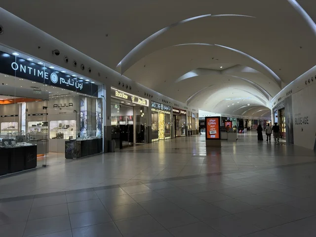 مناطق جذب سياحي، الظهران أكبر وأبرز المجمعات التجارية في المنطقة الشرقية بالمملكة العربية السعودية، مراكز التسوق والمتاجر الفاخرة، رفع مستوى تجربة الزوار وتحسين المرافق، اماكن الأنشطة العائلية الترفيهية