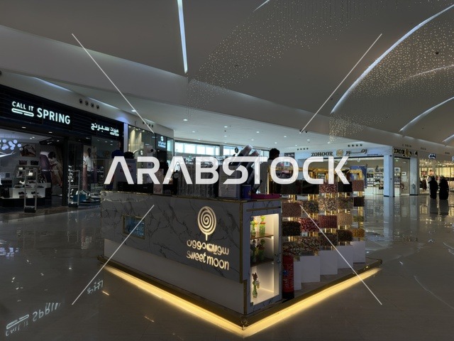 الفن الهندسي والتصاميم والديكورات الداخلية للمولات، الظهران أكبر وأبرز المجمعات التجارية في المنطقة الشرقية بالمملكة العربية السعودية، مراكز التسوق والمتاجر الفاخرة، رفع مستوى تجربة الزوار وتحسين المرافق، اماكن الأنشطة العائلية الترفيهية