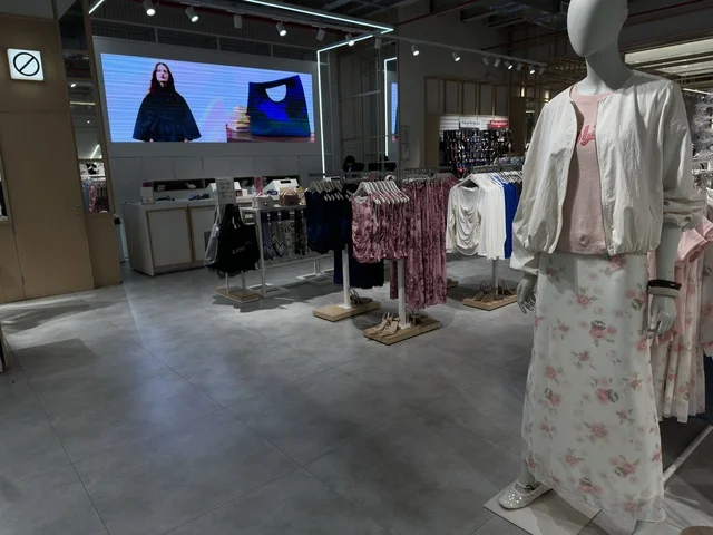 Integrated entertainment centers, electronic gaming areas, Dhahran is the largest and most prominent shopping complex in the Eastern Province of the Kingdom of Saudi Arabia, shopping centers and luxury stores, enhancing the visitor experience and improving facilities, family entertainment activity areas.