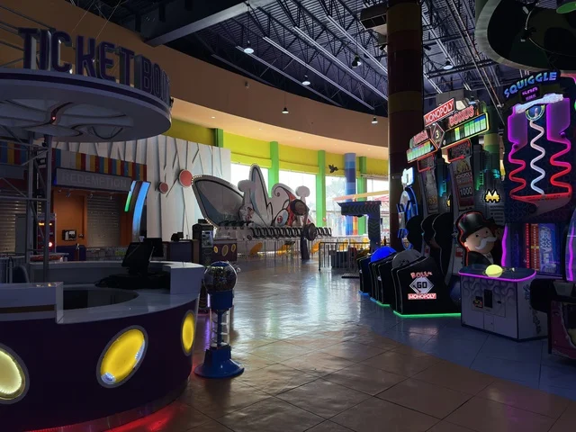 A play and entertainment hall for children, Dhahran is the largest and most prominent shopping mall in the Eastern Province of the Kingdom of Saudi Arabia, featuring shopping centers and luxury stores, enhancing the visitor experience and improving facilities, as well as places for family recreational activities.