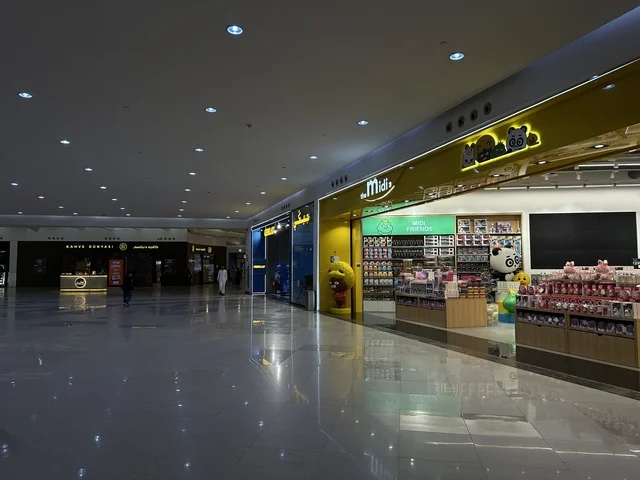 A play and entertainment hall for children, Dhahran is the largest and most prominent shopping mall in the Eastern Province of the Kingdom of Saudi Arabia, featuring shopping centers and luxury stores, enhancing the visitor experience and improving facilities, as well as places for family recreational activities.