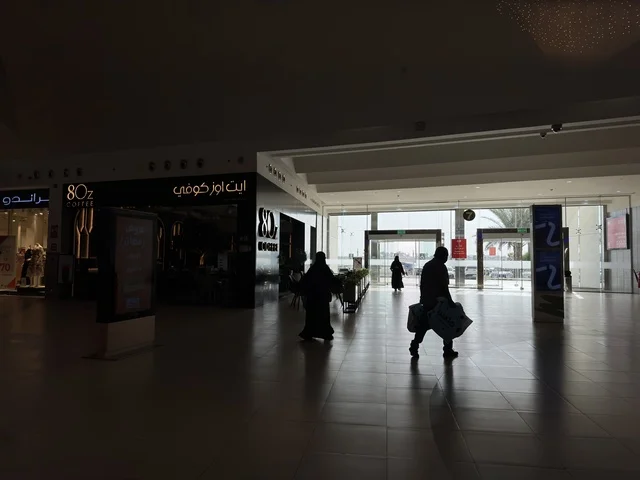 The major stores, restaurants, and cafes in Dhahran are the largest and most prominent shopping complexes in the Eastern Province of the Kingdom of Saudi Arabia, featuring shopping centers and luxury stores, enhancing the visitor experience and improving facilities, as well as places for family entertainment activities.