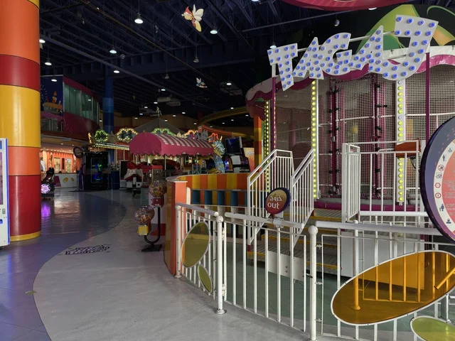 An amusement park in Dhahran is the largest and most prominent shopping complex in the Eastern Province of the Kingdom of Saudi Arabia, featuring shopping centers and luxury stores, enhancing the visitor experience and improving facilities, as well as places for family recreational activities.