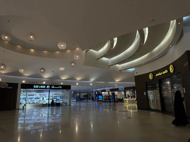 Cinema halls, amusement parks, and electronic gaming areas, Dhahran is the largest and most prominent shopping complex in the Eastern Province of the Kingdom of Saudi Arabia, shopping centers and luxury stores, enhancing the visitor experience and improving facilities, places for family entertainment activities.