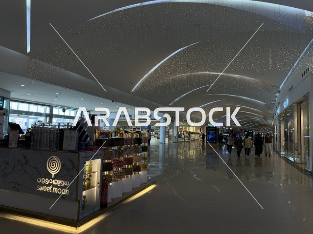 الفن الهندسي والتصاميم والديكورات الداخلية للمولات، الظهران أكبر وأبرز المجمعات التجارية في المنطقة الشرقية بالمملكة العربية السعودية، مراكز التسوق والمتاجر الفاخرة، رفع مستوى تجربة الزوار وتحسين المرافق، اماكن الأنشطة العائلية الترفيهية