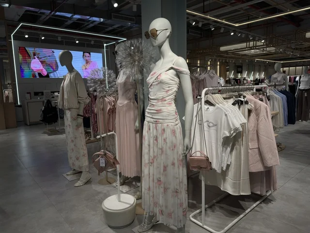 Integrated entertainment centers, electronic gaming areas, Dhahran is the largest and most prominent shopping complex in the Eastern Province of the Kingdom of Saudi Arabia, shopping centers and luxury stores, enhancing the visitor experience and improving facilities, family entertainment activity areas.