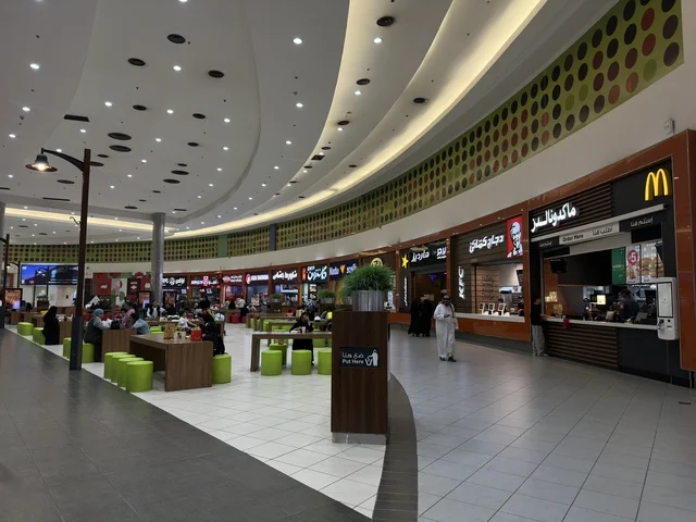 كراسي وطاولات لتناول الوجبات السريعة، الظهران أكبر وأبرز المجمعات التجارية في المنطقة الشرقية بالمملكة العربية السعودية، مراكز التسوق والمتاجر الفاخرة، رفع مستوى تجربة الزوار وتحسين المرافق، اماكن الأنشطة العائلية الترفيهية