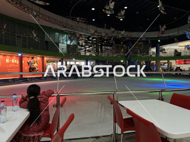 كراسي وطاولات لتناول الوجبات السريعة، الظهران أكبر وأبرز المجمعات التجارية في المنطقة الشرقية بالمملكة العربية السعودية، مراكز التسوق والمتاجر الفاخرة، رفع مستوى تجربة الزوار وتحسين المرافق، اماكن الأنشطة العائلية الترفيهية