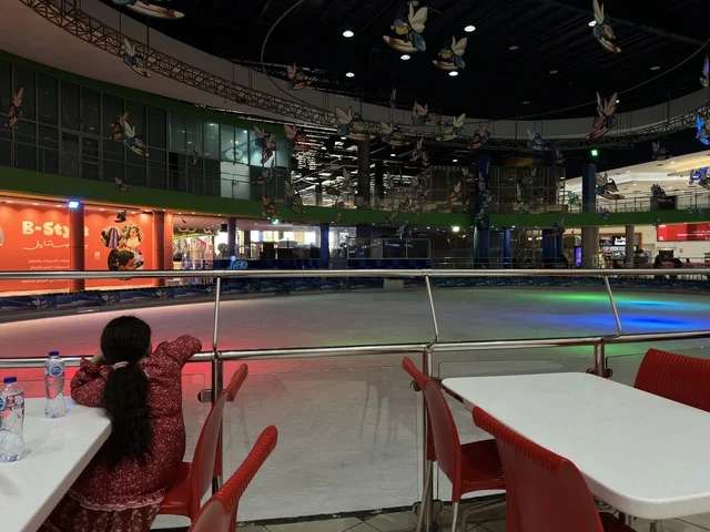 Chairs and tables for fast food, Dhahran is the largest and most prominent shopping mall in the Eastern Province of the Kingdom of Saudi Arabia, shopping centers and luxury stores, enhancing the visitor experience and improving facilities, places for family entertainment activities.