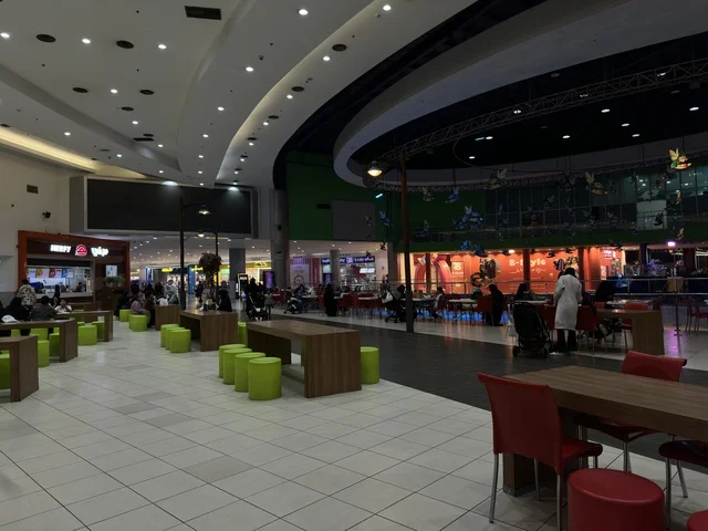 أماكن تناول الوجبات السريعة، الظهران أكبر وأبرز المجمعات التجارية في المنطقة الشرقية بالمملكة العربية السعودية، مراكز التسوق والمتاجر الفاخرة، رفع مستوى تجربة الزوار وتحسين المرافق، اماكن الأنشطة العائلية الترفيهية